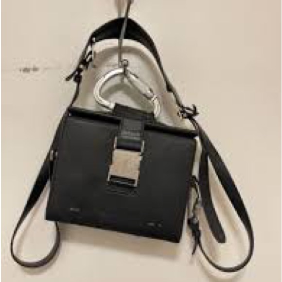 HELIOT EMIL Black Carabiner Box Bag
by Heliot Emil (UNISEX)-Unique - Picture 16 of 16